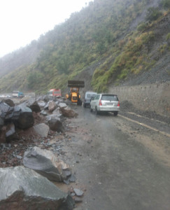 Jammu-Srinagar national highway closes to traffic
