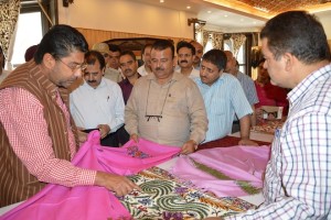 Minister calls for e-commerce to promote handicraft sales