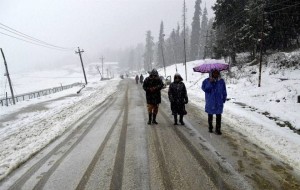 Snow, rain to continue in Kashmir today, Mughal Road & Leh Highways Closed