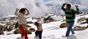 Snowfall brings joy to tourists