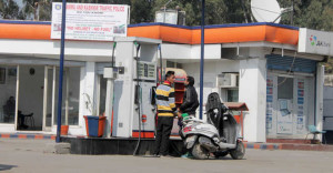 Despite ban, petrol pumps provide fuel to two-wheeler riders without helmets