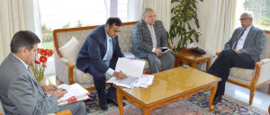 Guv wants early ration distribution to 20 lakh new beneficiaries in JK