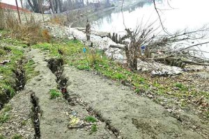 Jhelum embankment stretch crumbles at Shivpora