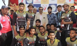 Parvez Rasool meets cricketers at Bajalta, gives tips