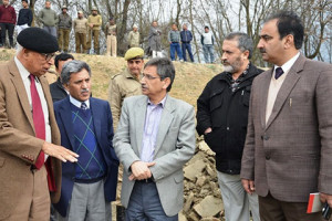 Guv inspects Jhelum dredging, directs officials to speed up work