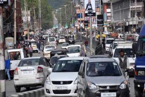 Haft Chinar traders observe shutdown against traffic diversion
