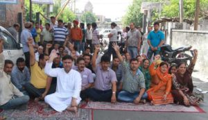 Residents protest ban on entry of vehicles in Mubarak Mandi Complex