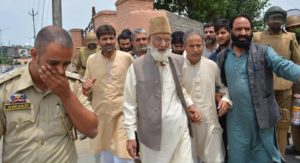 Geelani, Mirwaiz barred from reaching Jamia Masjid