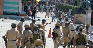 Massive clashes erupt Pulwama, Protesters attack army, SOG camps in Shopian