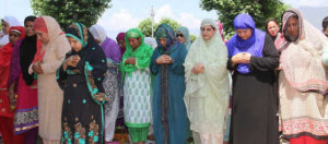 Mehbooba Mufti took part in Jumat-ul-Vida prayers at Hazratbal shrine