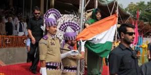 National flag falls off post as CM Mehbooba Mufti started to unfurls it