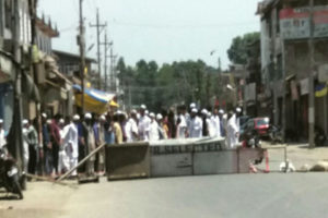 Protests erupted in the Pattan, 04 Persons sustain pellet injuries; Jawahar Nagar residents offer Zuhr prayers on road