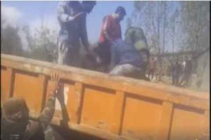 insaniyat-kashmiriyat-kashmiri-youth-rescue-soldier-trapped-inside-damaged-vehicle