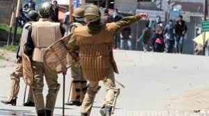 several-injured-during-clashes-in-pulwama-resistance-extend-strike-upto-dec-8
