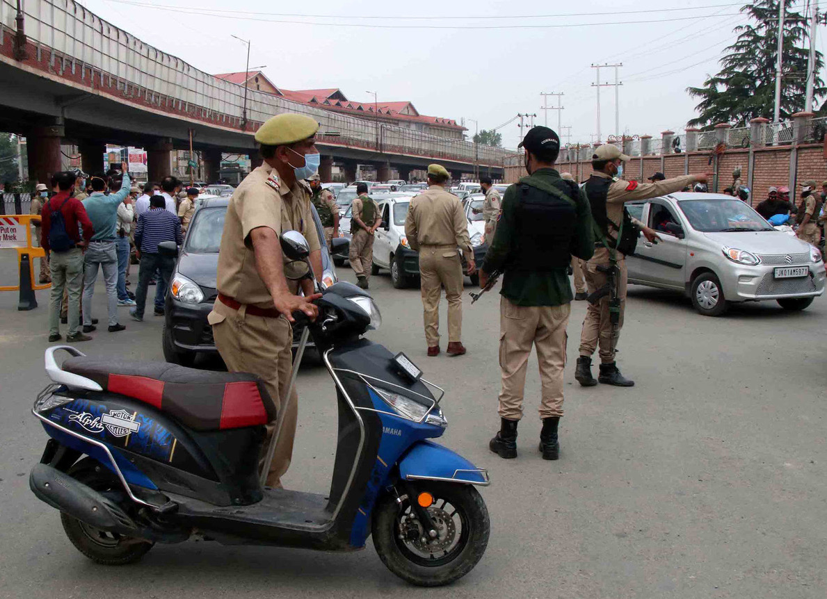 In a sudden move J&K Police seizes most Two-Wheeler's from Kashmir Roads