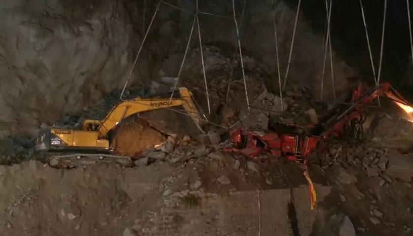 One labourer's body found, 9 remain trapped in caved tunnel in Ramban