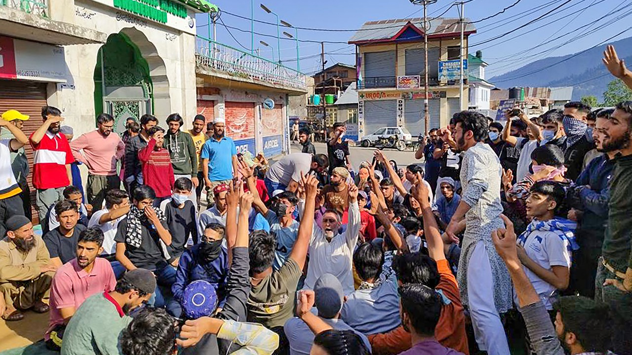 Curfew continues in parts of Chenab Valley, Stone-pelting in Bhaderwah