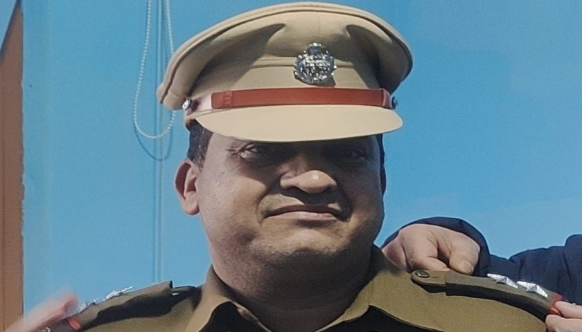 Sub-Inspector Farooq Mir shot dead by unknown gunmen in Samboora
