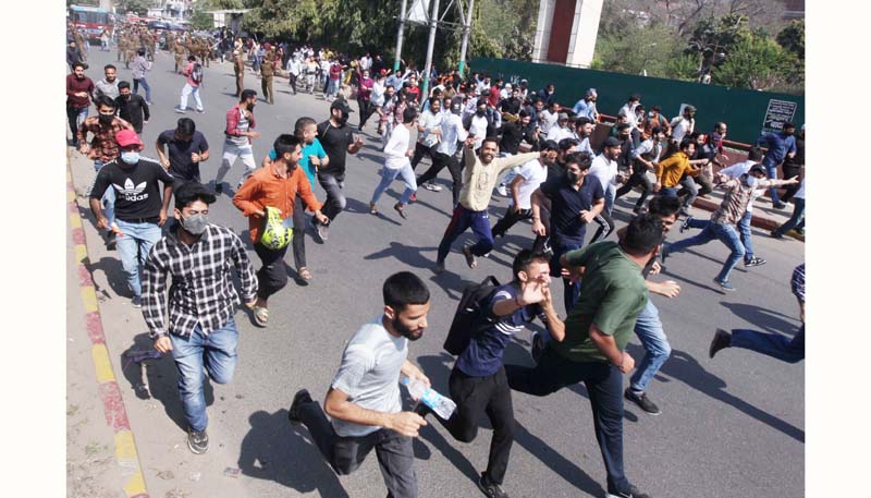 Protesting job aspirants Lathicharged, Detained during Jammu road blockade