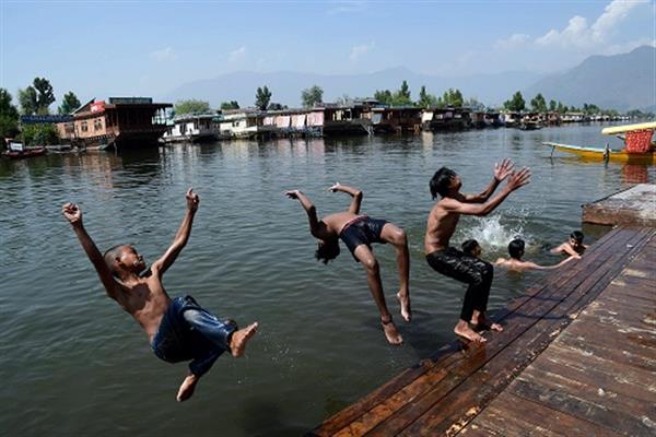 Heat Wave Tightens Its Grip on Kashmir Valley