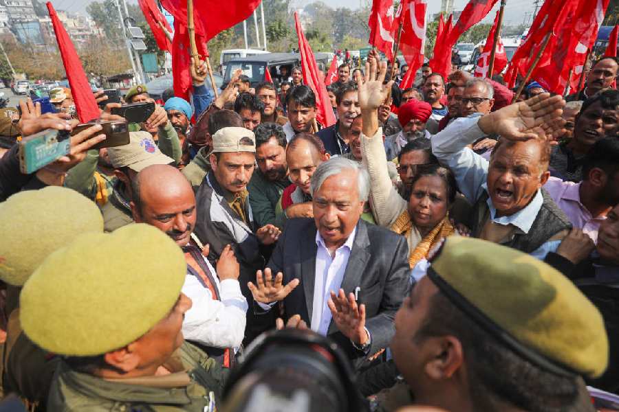 Farmers, Union Leaders Detained in Srinagar Before Planned Protest