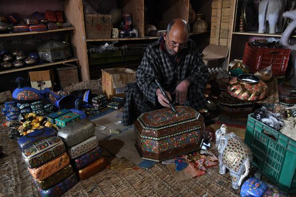 Paper-Mache to help promote Urdu in Kashmir