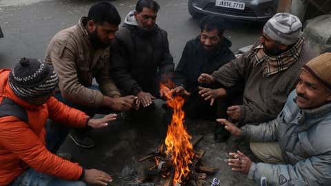Kashmir records sub-zero temperatures, Srinagar shivers at -3.5 °C
