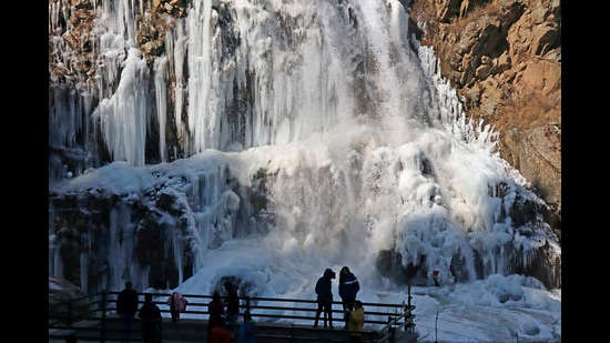 Sub-zero temperature across Kashmir; Gulmarg shivers at -7.5°C, Leh freezes at -10.4°C
