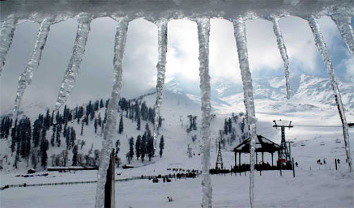 Sunny days, Freezing nights in Kashmir; Srinagar receives rains, snow in Gulmarg