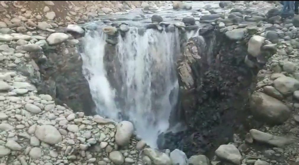 Brengi Water Stream: How a flowing stream disappeared into the sinkhole in Kokernag