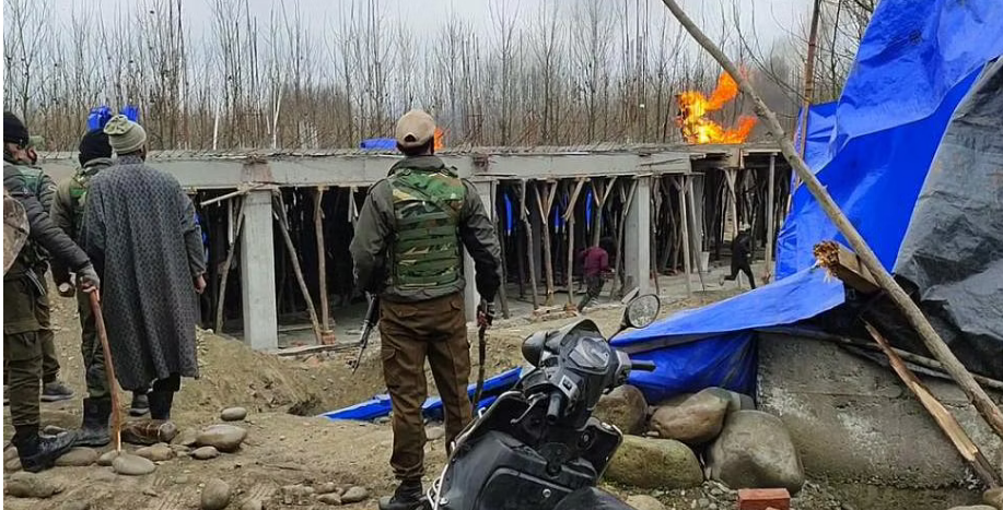 Man attempts self-immolation during demolition drive in Ganderbal