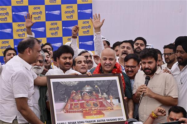 100 leaders along two former Panthers Party MLAs from J&K join AAP in New Delhi