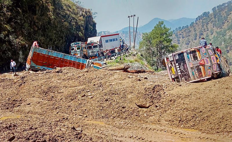 Jammu-Srinagar national highway reopened for one way traffic, stranded vehicles allowed towards Srinagar