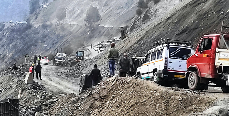 Srinagar - Jammu national highway continues to remains shut for 3rd day; Restoration work on