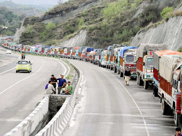 Highway Curbs: Fruit growers protest at Sopore mandi over halting of trucks on national highway