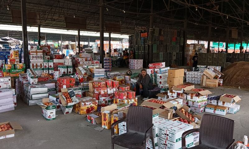Flooded with apples, Jammu mandi sees dearth of buyers