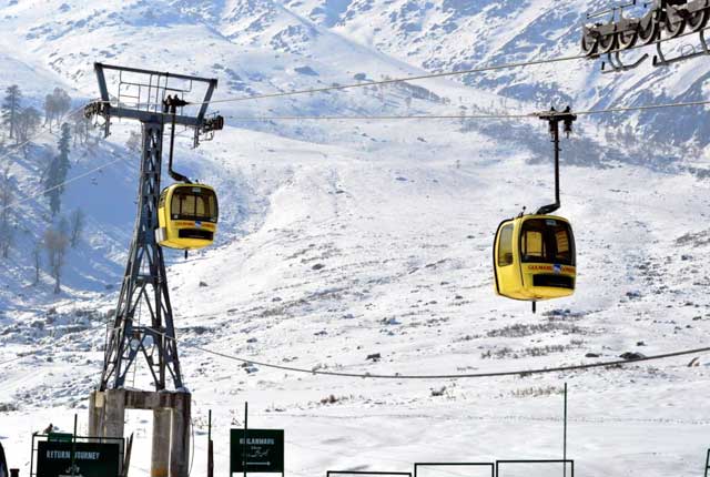 Fresh Snowfall Delights Tourists, Creating a Magical Experience