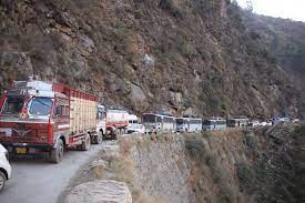 Over 300 vehicles stranded as Jammu-Srinagar national highway got shut due to landslide near Banihal