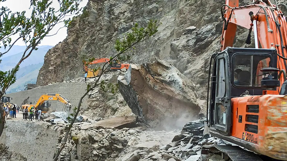 Landslide and Shooting stones disrupt traffic on Srinagar-Jammu NH, Rain and thunderstorm expected in J&K within 24 hours