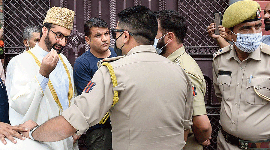 Marking 200 weeks in Confinement, Hurriyat Conference demands end to Mirwaiz's House Detention