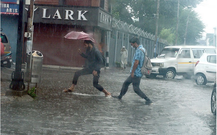 Heavy rain lashes Jammu and Kashmir, weather to improve gradually