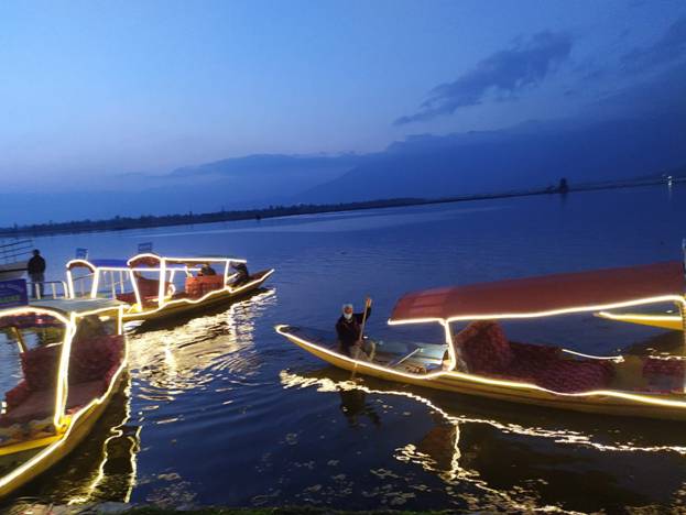 Hoteliers, Tour Operators Urge Govt to Host Corporate Events in Kashmir to Boost Tourism