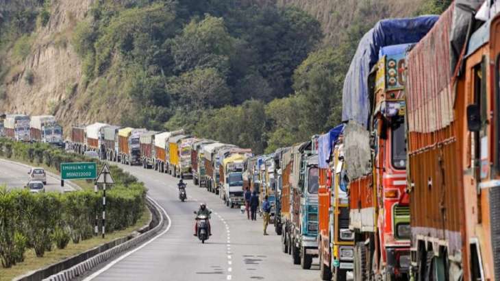 Traffic Disrupted on Srinagar-Jammu National Highway due to Shooting Stones, 2 Workers Dead and 6 Injured in Udhampur Landslide