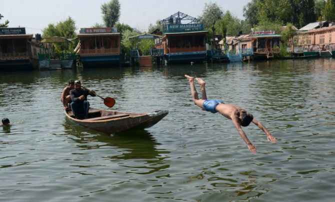 Kashmir Heat Wave Worsens, Leaves Locals and Tourists Struggling