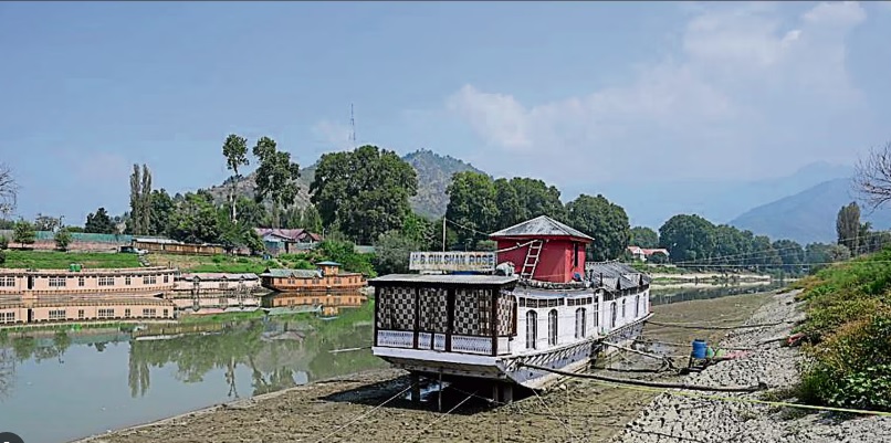 Persistent Heatwave in Kashmir: Receding River Levels Impact Apple Quality