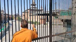 Crackdown in Kashmir: Mirwaiz under house arrest, Friday prayers banned at Srinagar mosque