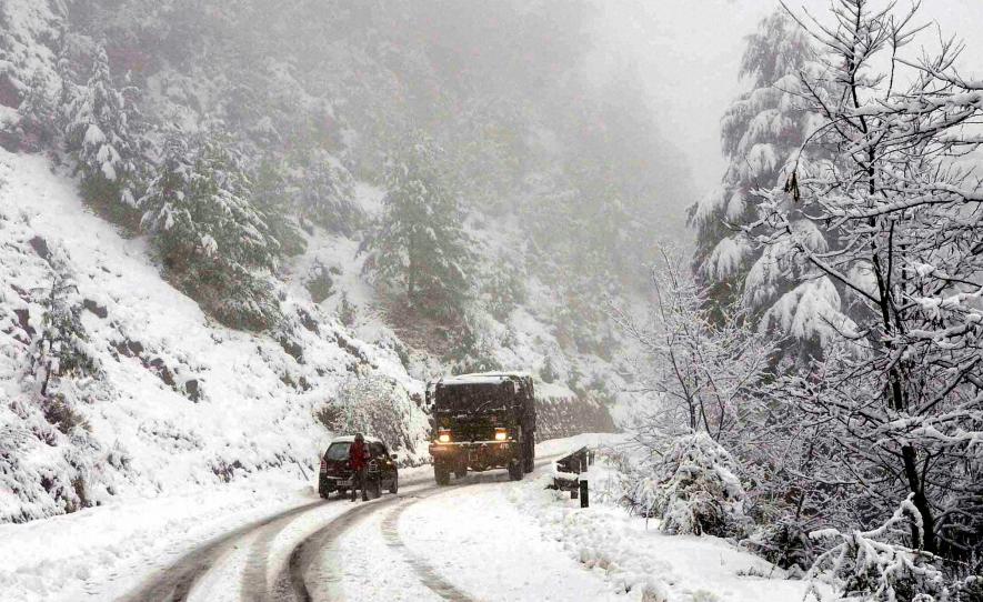 Kashmir Braces for Travel Disruptions as Heavy Snowfall Triggers Highway Shutdowns