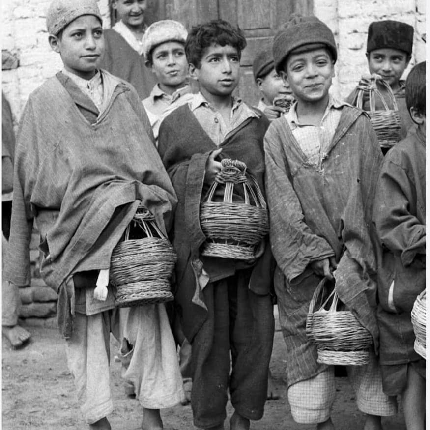 Embracing the Chill: How Pheran and Kangri Weave Winter Tales in Kashmir
