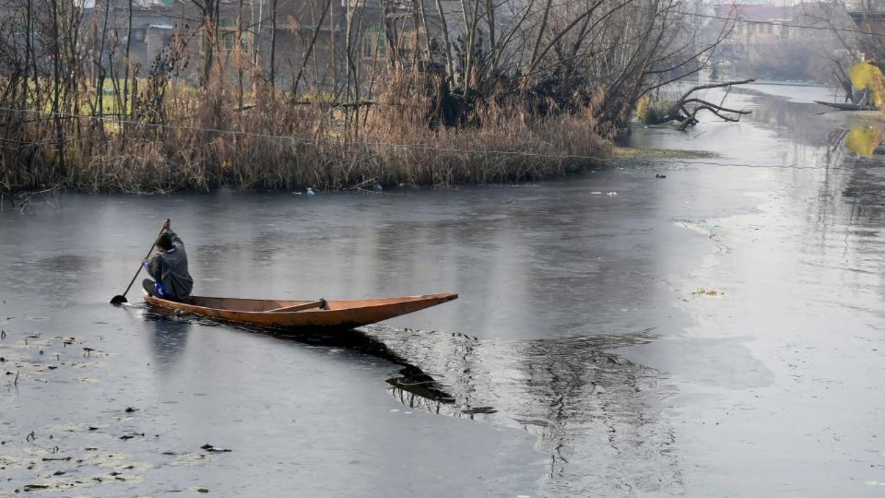 Kashmir in Grip of Severe Cold Wave, Minimum Temperatures Plummet