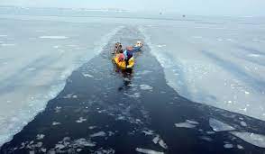 Biting Cold Continues in Kashmir: Dal Lake Skims with Ice, Residents Bundle Up